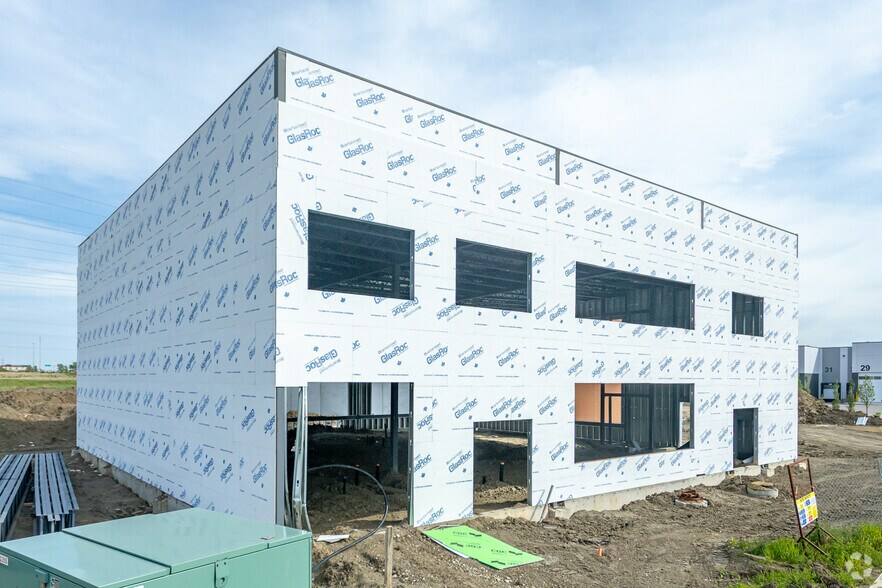 5003 28 St NW, Edmonton, AB à vendre - Photo du bâtiment - Image 2 de 2