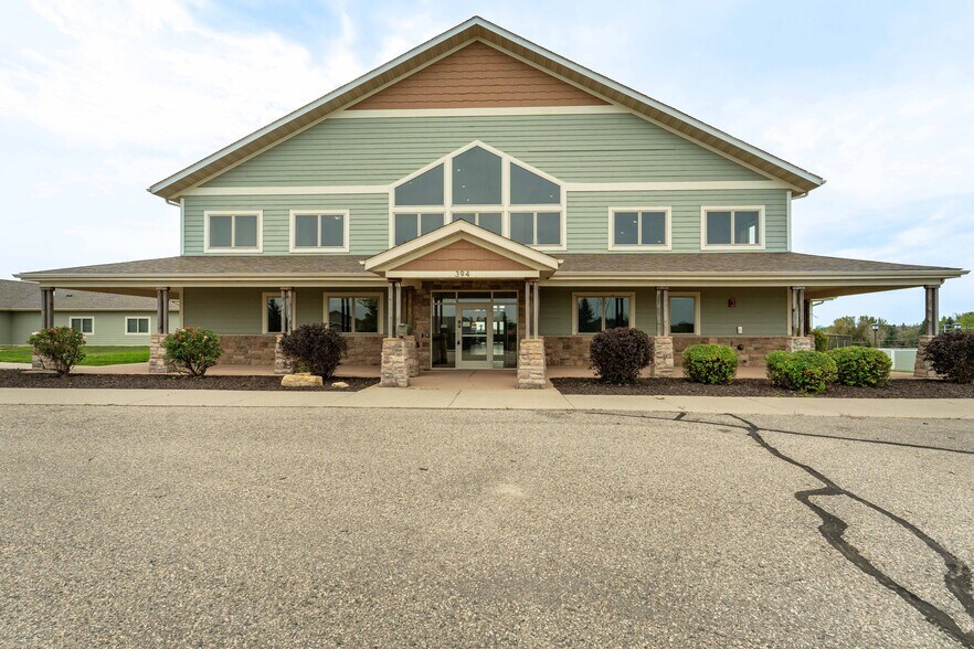394 Woodland Dr, Fergus Falls, MN à vendre - Photo du bâtiment - Image 3 de 77