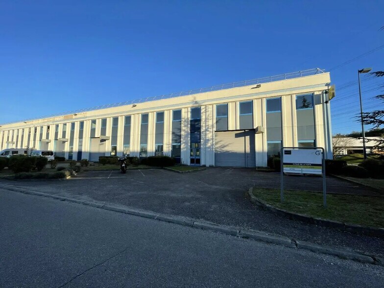 Local d'activités dans Saint-Quentin-Fallavier à vendre - Photo du bâtiment - Image 2 de 17