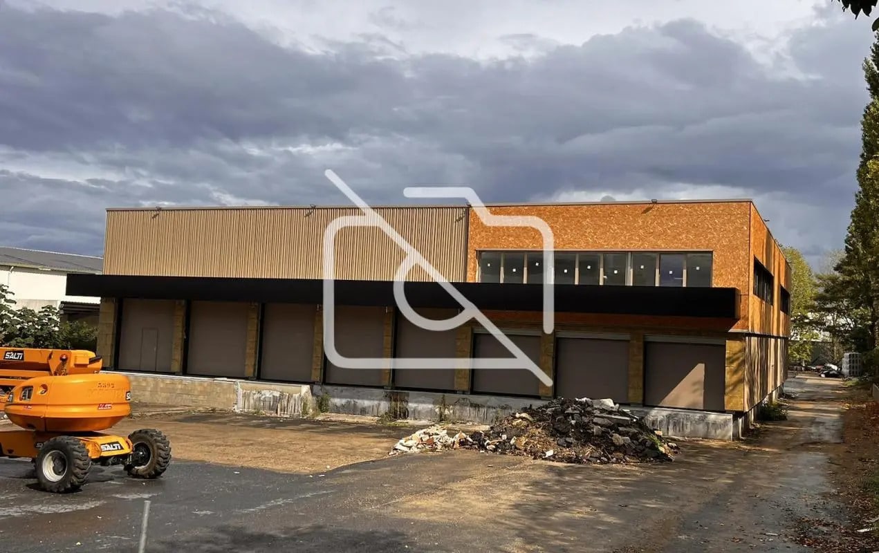 Industrial in Morangis for lease Building Photo- Image 1 of 10