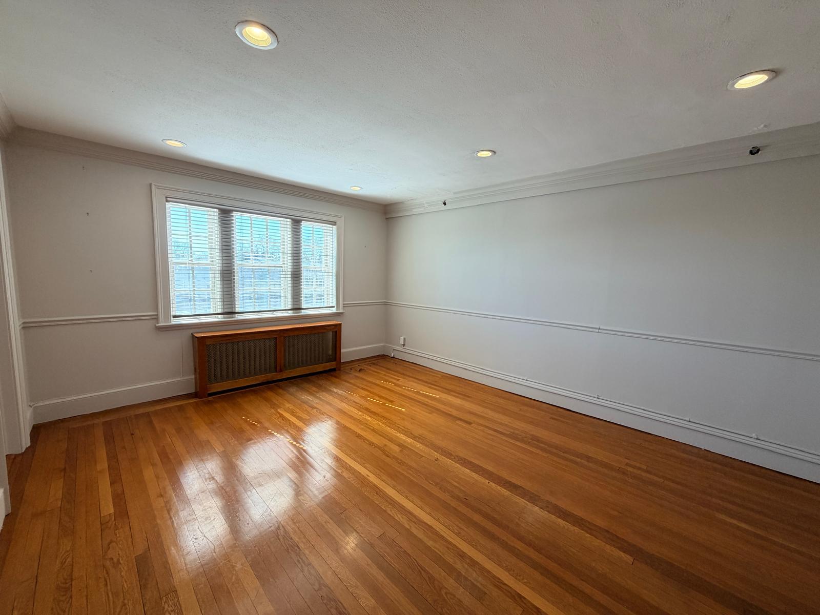 8 Bond St, Great Neck, NY for lease Interior Photo- Image 1 of 9