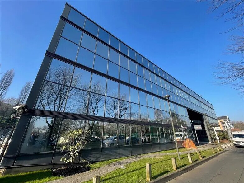 Bureau dans Rosny-sous-Bois à louer - Photo du bâtiment - Image 1 de 12