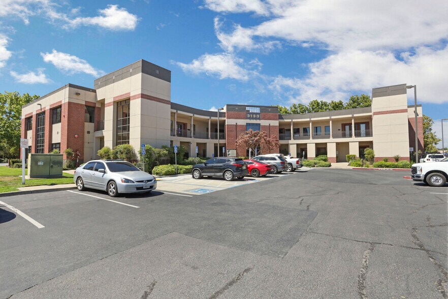 3133 W March Ln, Stockton, CA à vendre - Photo du bâtiment - Image 3 de 27