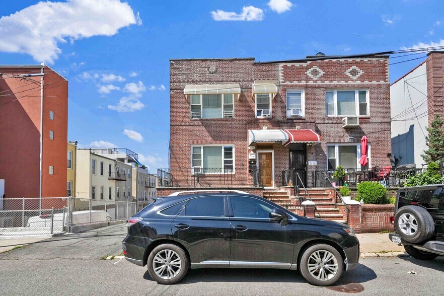 2120 23rd Ave, Astoria, NY à vendre - Photo du bâtiment - Image 3 de 34
