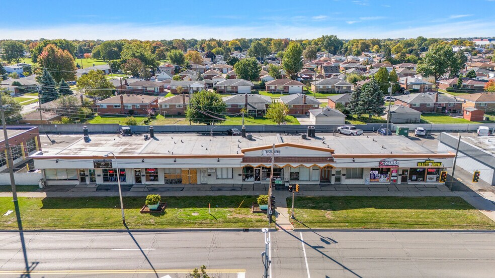 8282-8326 E 12 Mile Rd, Warren, MI à louer - Photo du bâtiment - Image 1 de 2