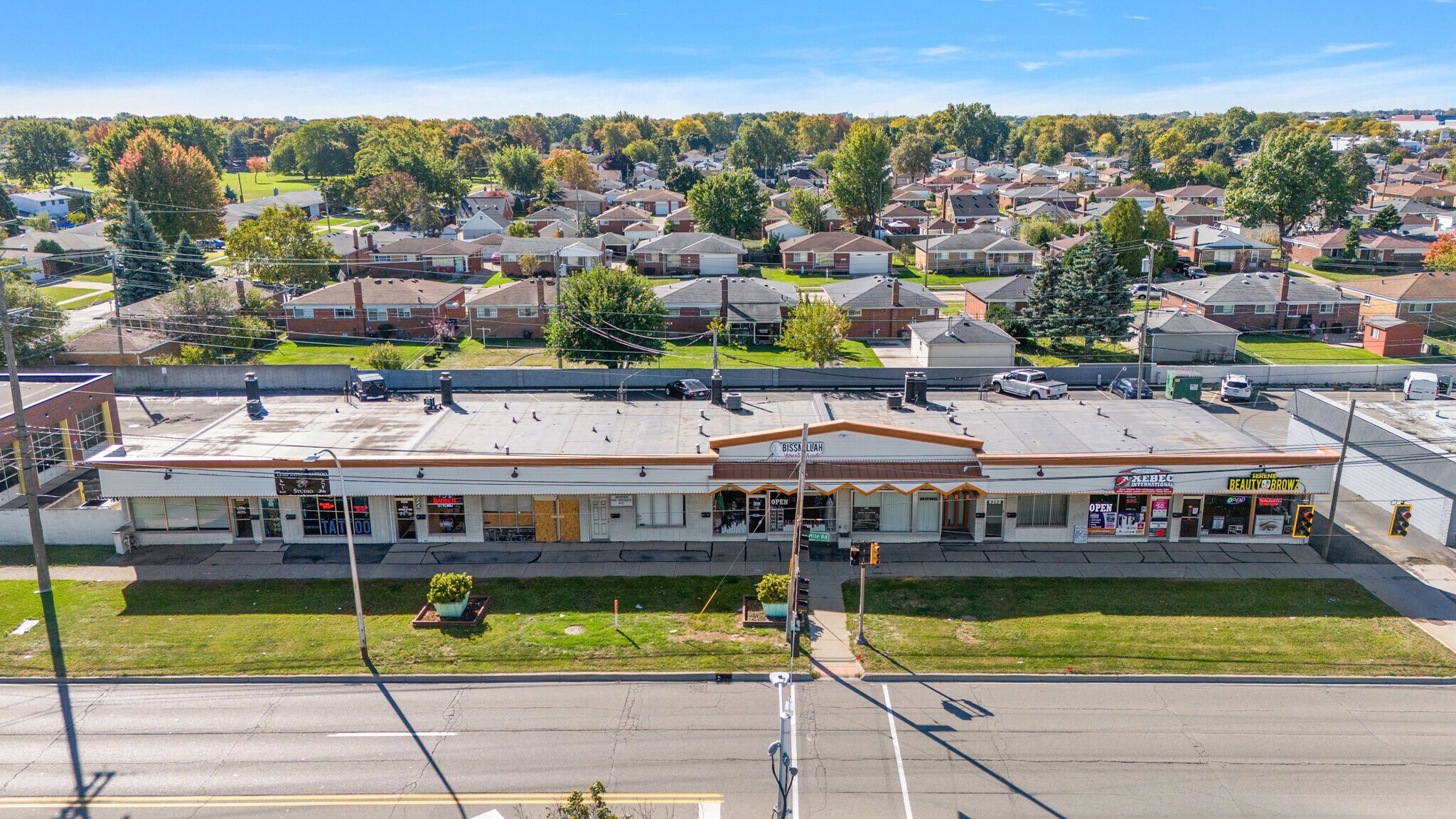 8282-8326 E 12 Mile Rd, Warren, MI à louer Photo du bâtiment- Image 1 de 3