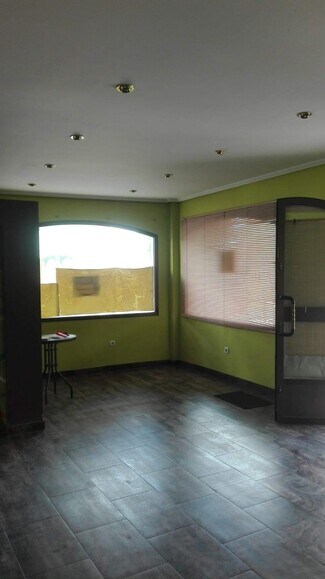 Plus de détails pour Commerce de détail à vendre