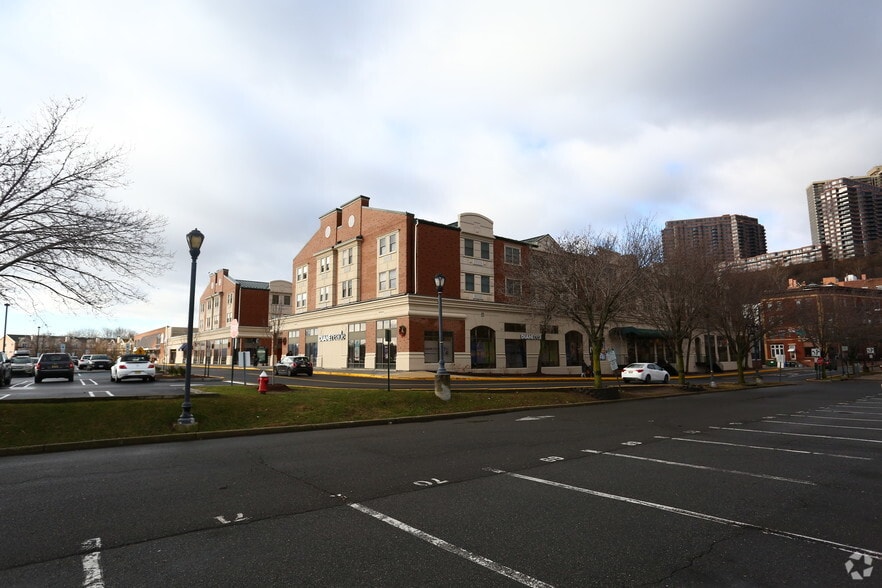 905 River Rd, Edgewater, NJ for lease - Building Photo - Image 3 of 3