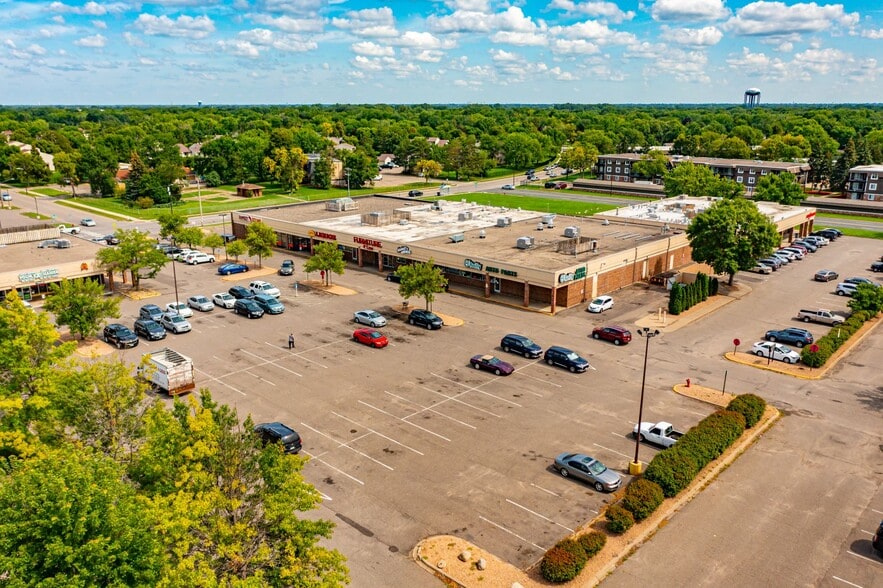 7600-7658 Brooklyn Blvd, Brooklyn Park, MN à louer - Photo du bâtiment - Image 2 de 7