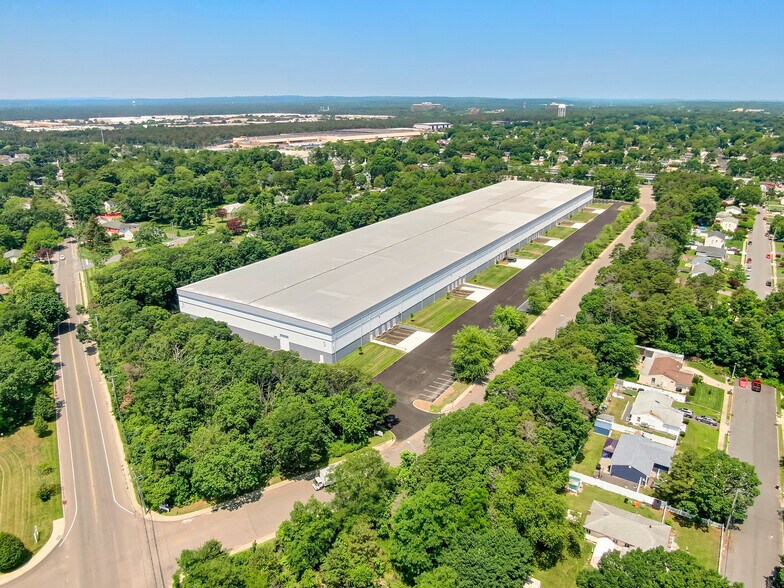 145 Candlewood Rd, Bay Shore, NY à louer - Photo du bâtiment - Image 2 de 53