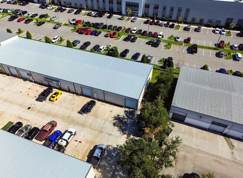 855 Dunbar Ave, Oldsmar, FL à louer - Photo du bâtiment - Image 3 de 15