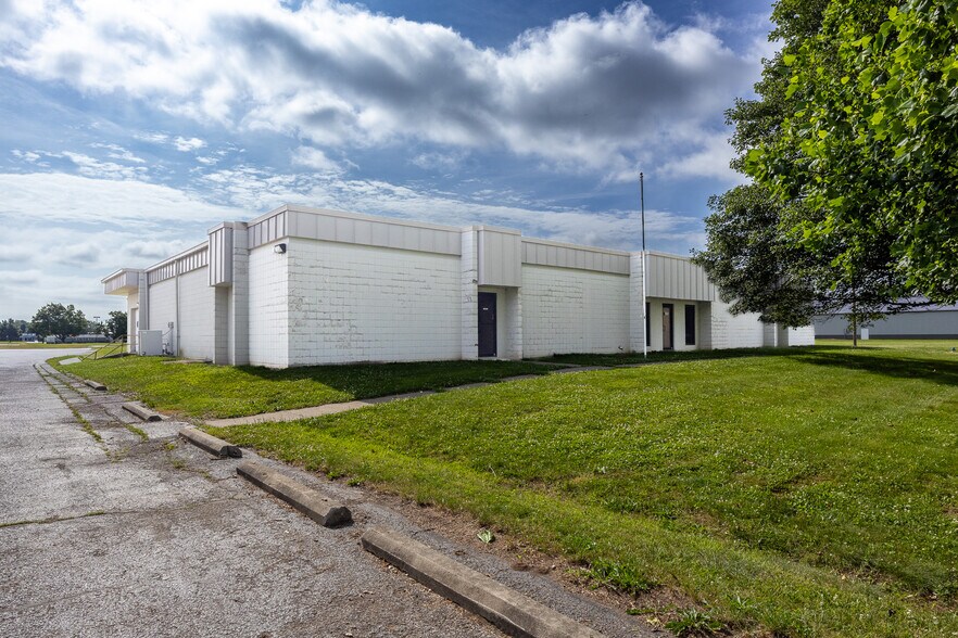 4585 Kelly St, Columbus, IN à vendre - Photo du bâtiment - Image 3 de 9