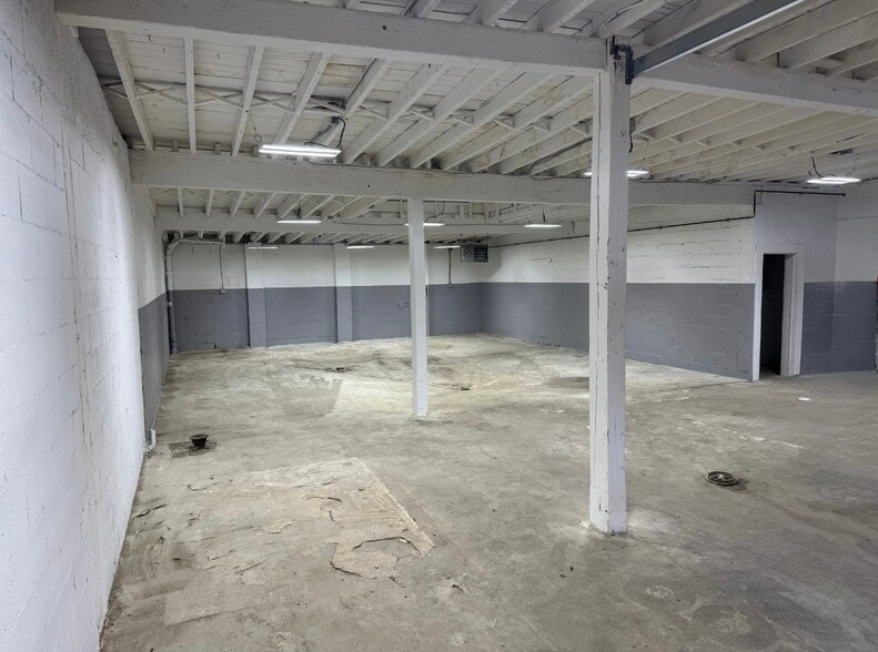 326 Park St, West Springfield, MA for lease - Building Photo - Image 2 of 9