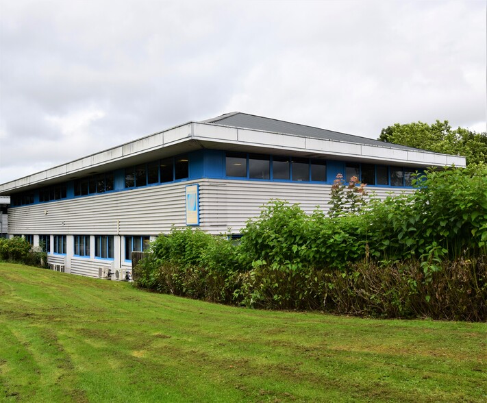 Epsom Sq, Trowbridge for lease - Building Photo - Image 2 of 10