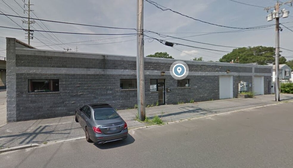 190 E Hoffman Ave, Lindenhurst, NY à louer - Photo du bâtiment - Image 1 de 4
