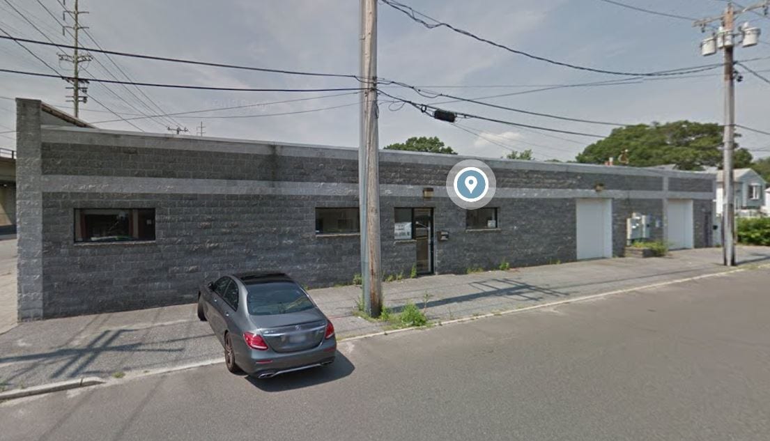 190 E Hoffman Ave, Lindenhurst, NY à louer Photo du bâtiment- Image 1 de 5