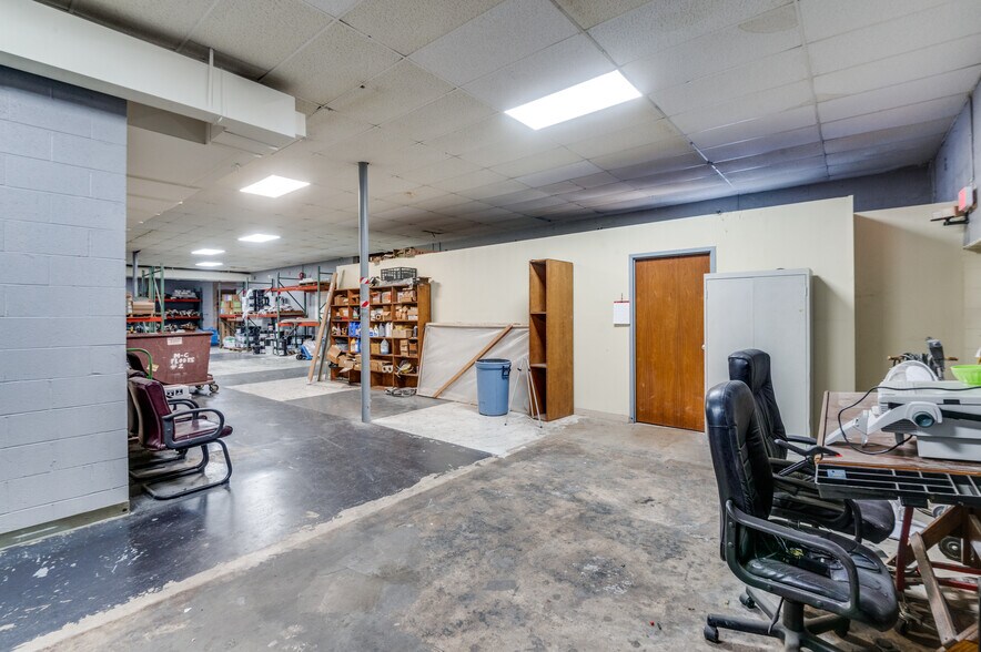 1321 Regal Row, Dallas, TX à vendre - Photo du bâtiment - Image 3 de 8