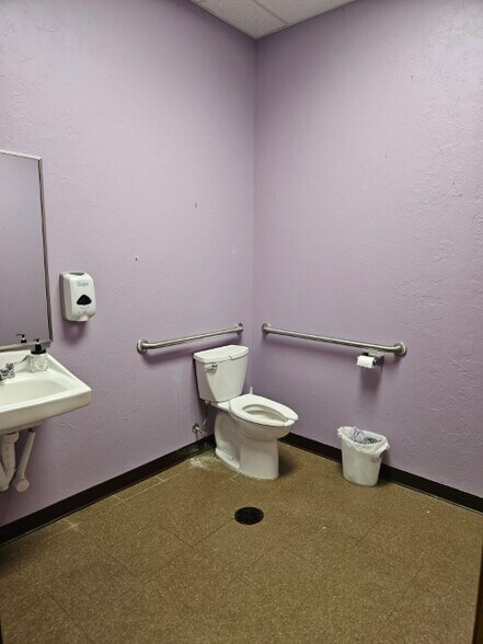 215 E Randolph Ave, Enid, OK à louer - Photo du bâtiment - Image 2 de 12