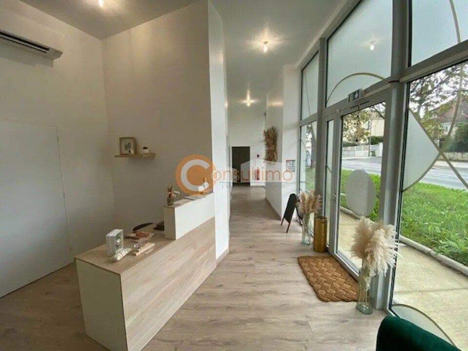 Retail in Carbon-Blanc for lease Interior Photo- Image 1 of 13