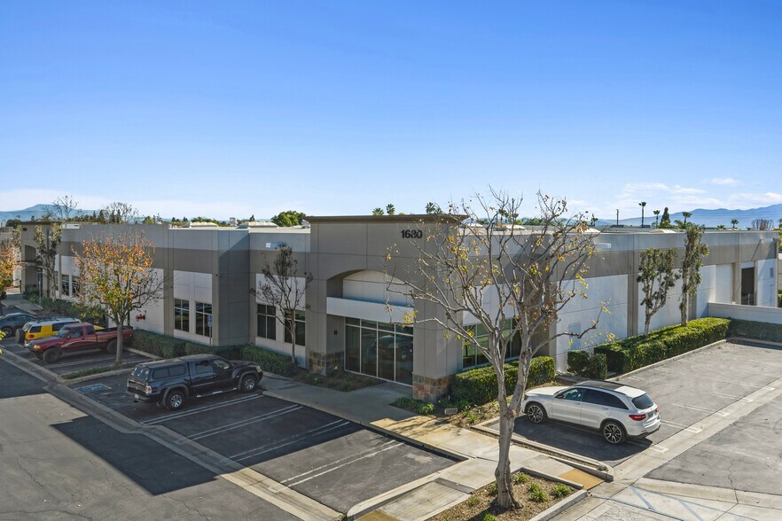 1680 S Grove Ave, Ontario, CA à vendre - Photo du bâtiment - Image 2 de 9