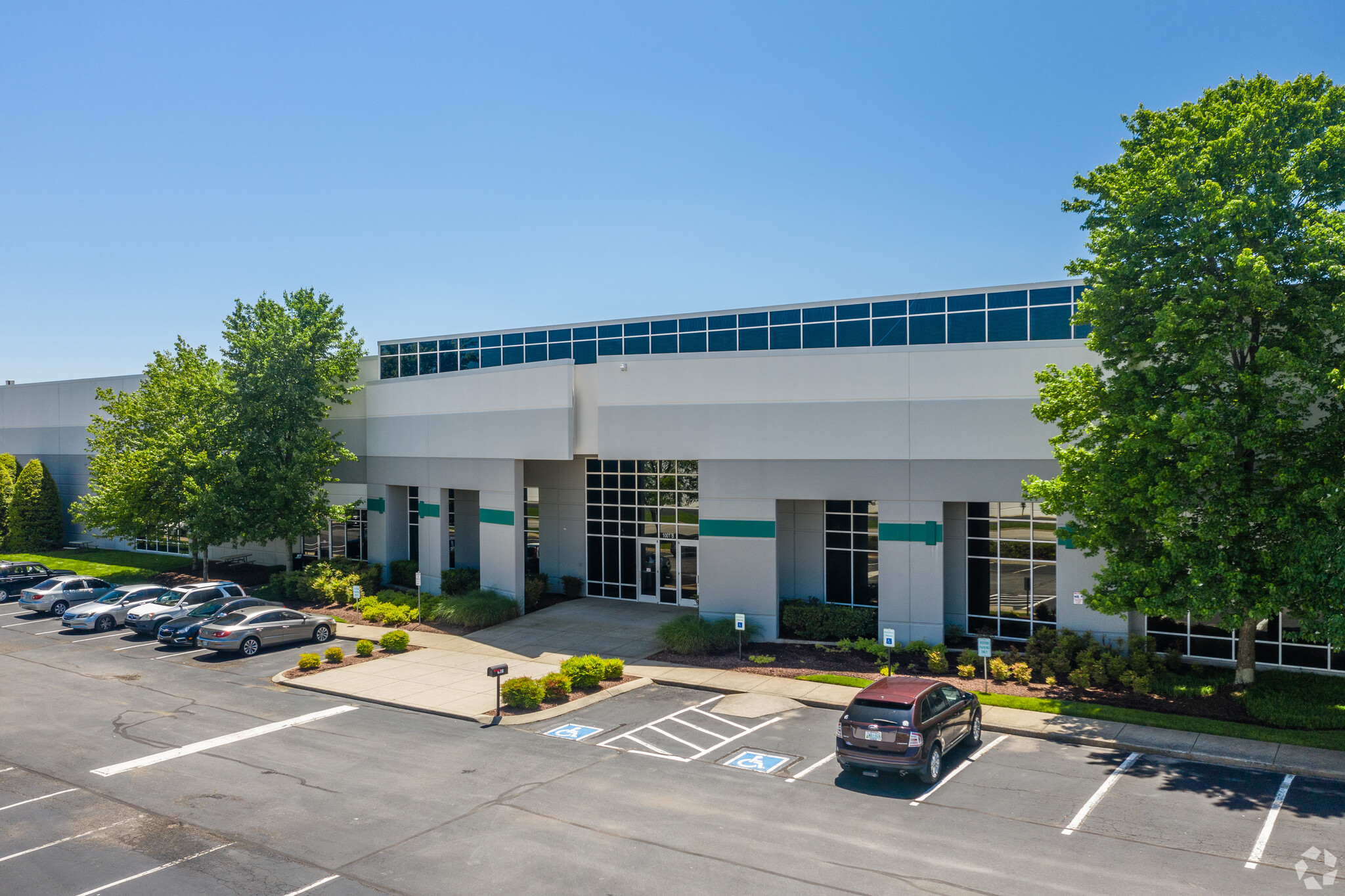 1000-1001 Centre Pointe Dr, La Vergne, TN for lease Building Photo- Image 1 of 1