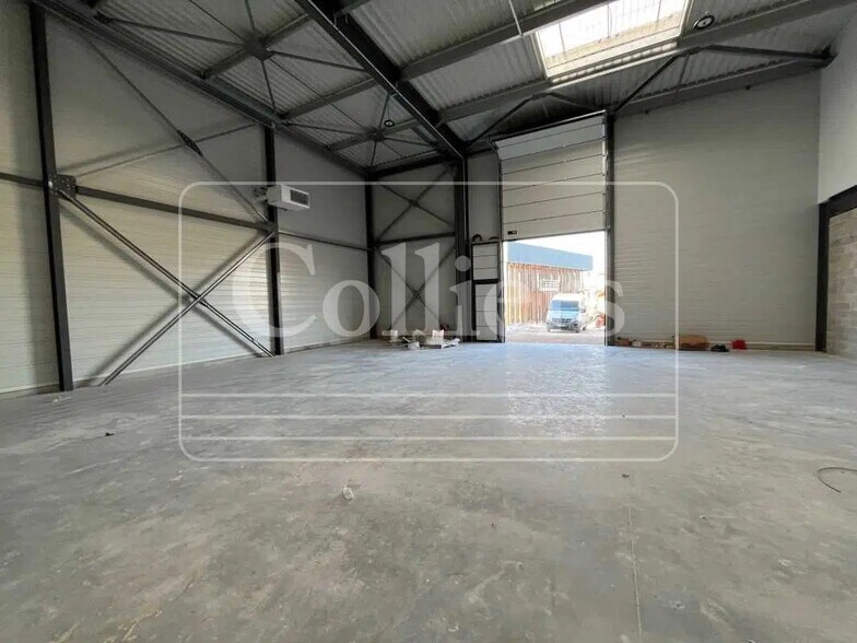 Flex in Venelles for lease - Interior Photo - Image 3 of 5