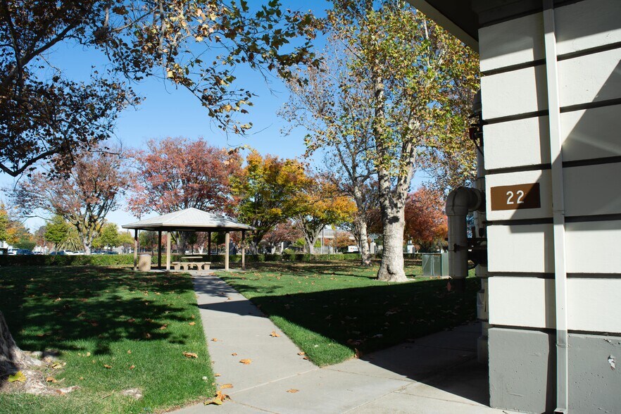 5124 Bomber Ln, Mcclellan, CA à louer - Photo du bâtiment - Image 3 de 10