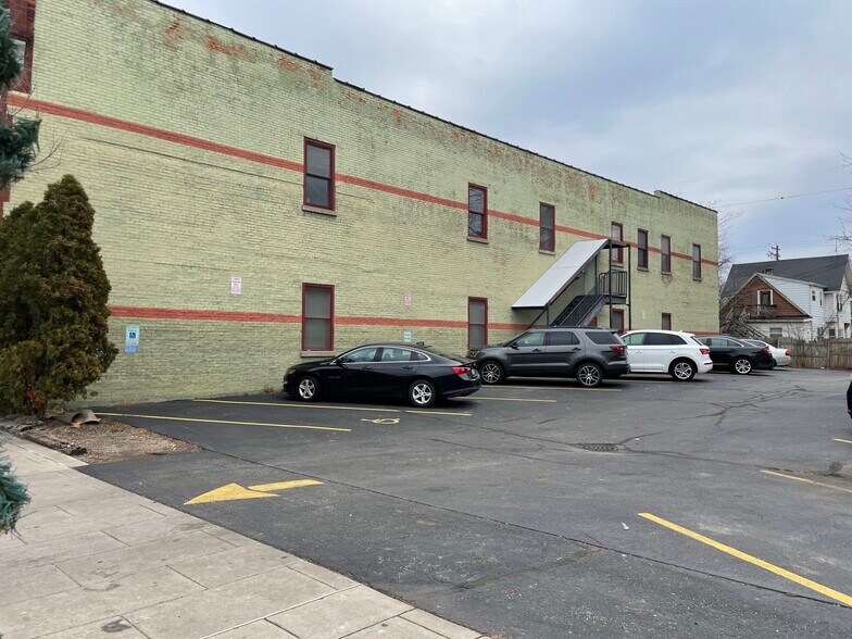 558 N Main St, Oshkosh, WI à louer - Photo du bâtiment - Image 2 de 16