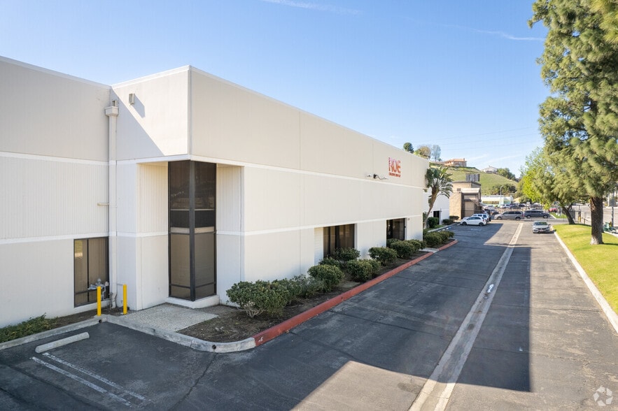 21800 Nordhoff St, Chatsworth, CA à louer - Photo du bâtiment - Image 2 de 2