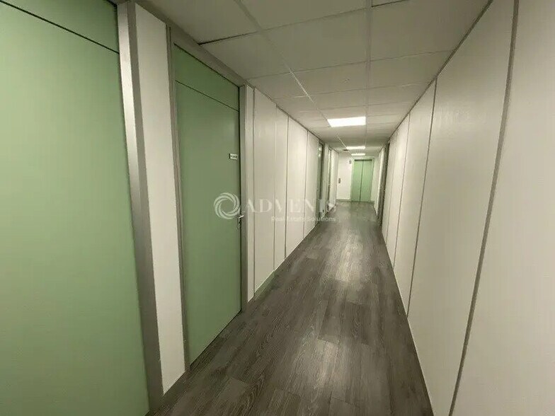 Office in Montigny-le-Bretonneux for lease - Building Photo - Image 3 of 13