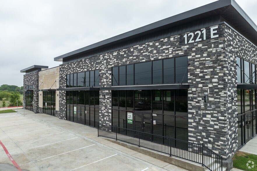 1221 E University Dr, Prosper, TX à louer - Photo du bâtiment - Image 3 de 4