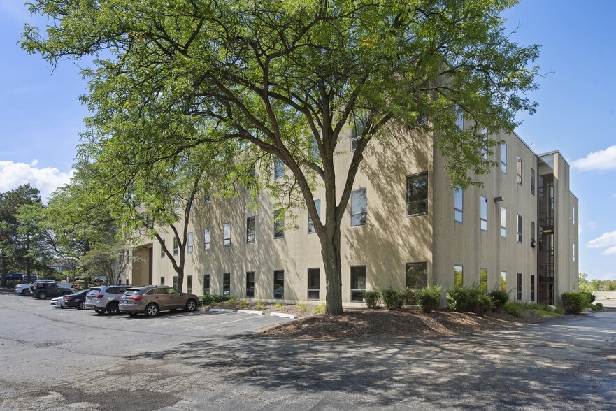 1250 S Grove Ave, Barrington, IL for lease - Building Photo - Image 2 of 24