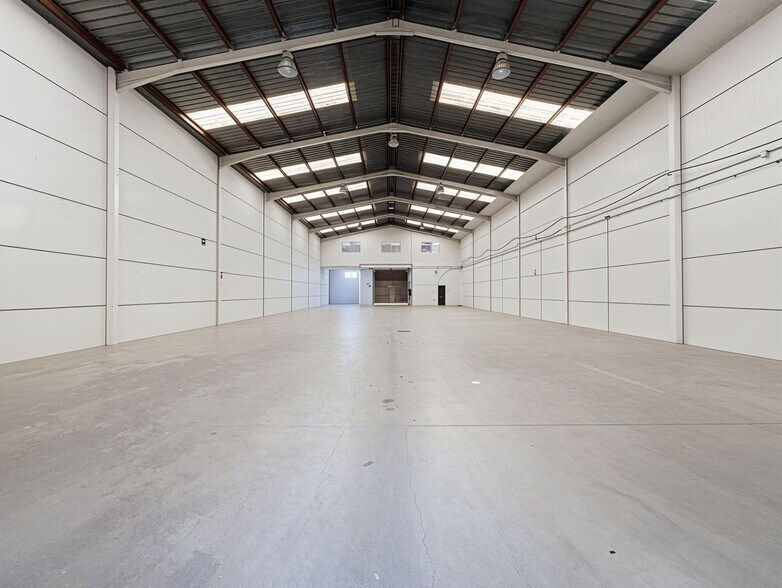 Industrial in Alberic for lease - Interior Photo - Image 3 of 27