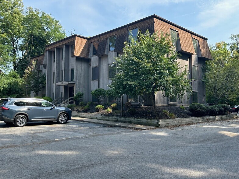 640 Kreag Rd, Pittsford, NY à vendre - Photo du bâtiment - Image 2 de 11