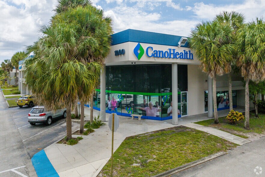 1000 Park Centre Blvd, Miami, FL à louer - Photo du bâtiment - Image 2 de 9