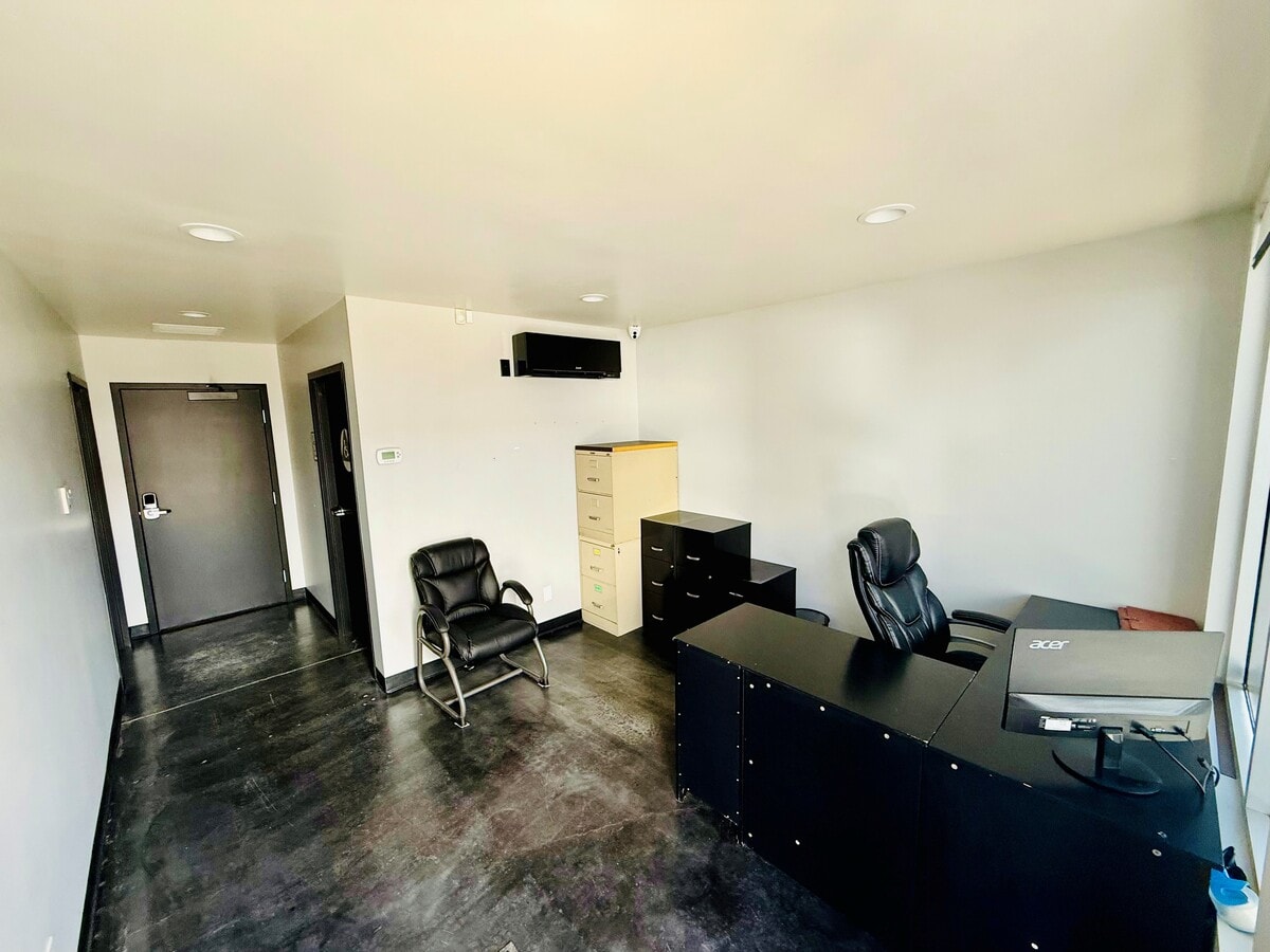 930 Huber St, Grover Beach, CA 93433 - Unité H -  - Photo intérieure - Image 2 of 8