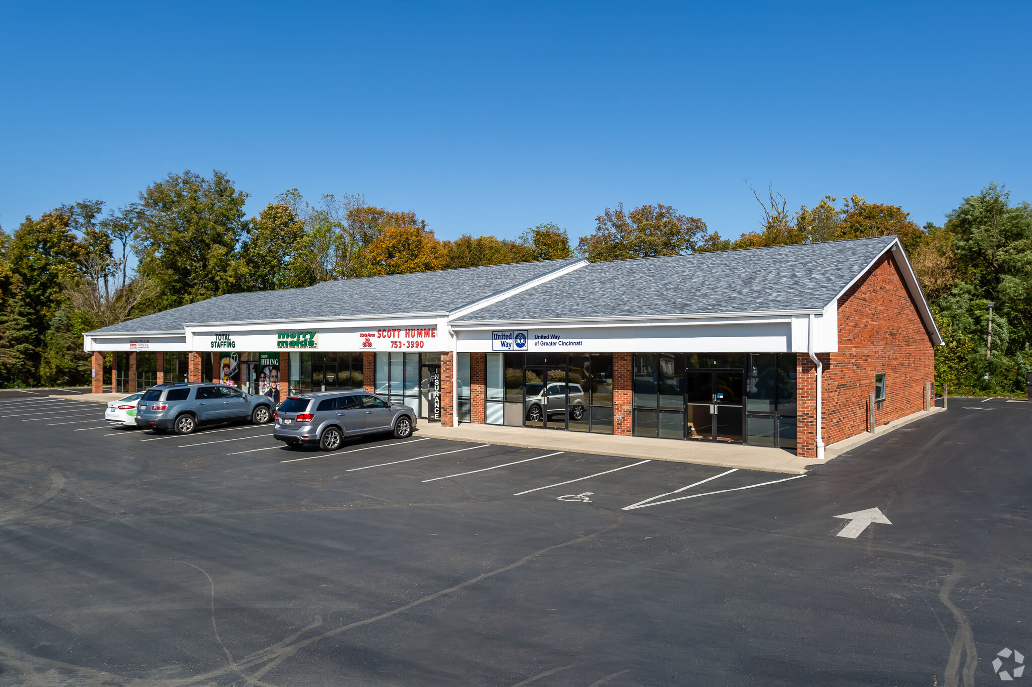 Glen Este Shopping Center portfolio of 2 properties for sale on LoopNet.ca Primary Photo- Image 1 of 3