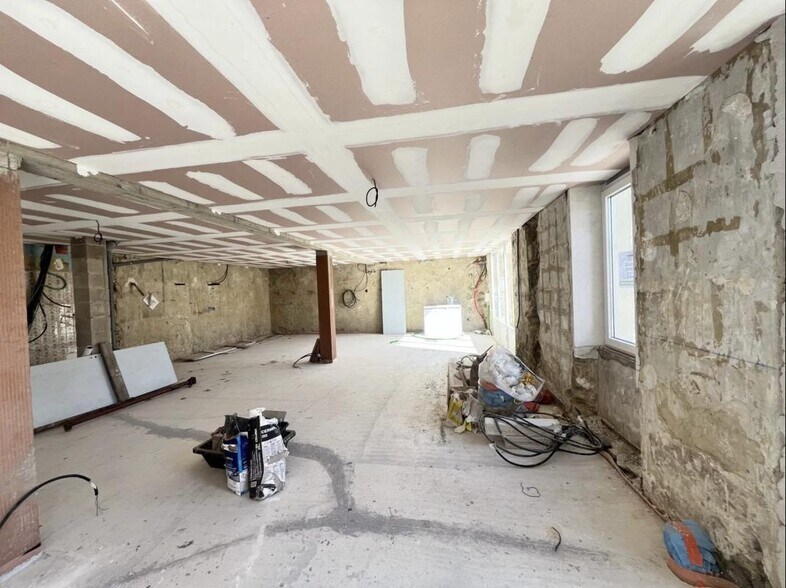 Retail in Rognes for lease - Construction Photo - Image 2 of 4