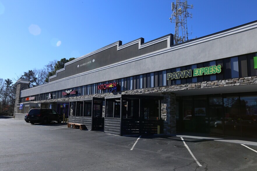 8540 Roswell Rd, Atlanta, GA à louer - Photo du bâtiment - Image 3 de 10