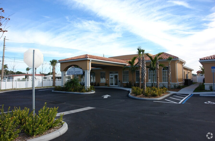 1900 E Bay Dr, Largo, FL à vendre - Photo du bâtiment - Image 3 de 58