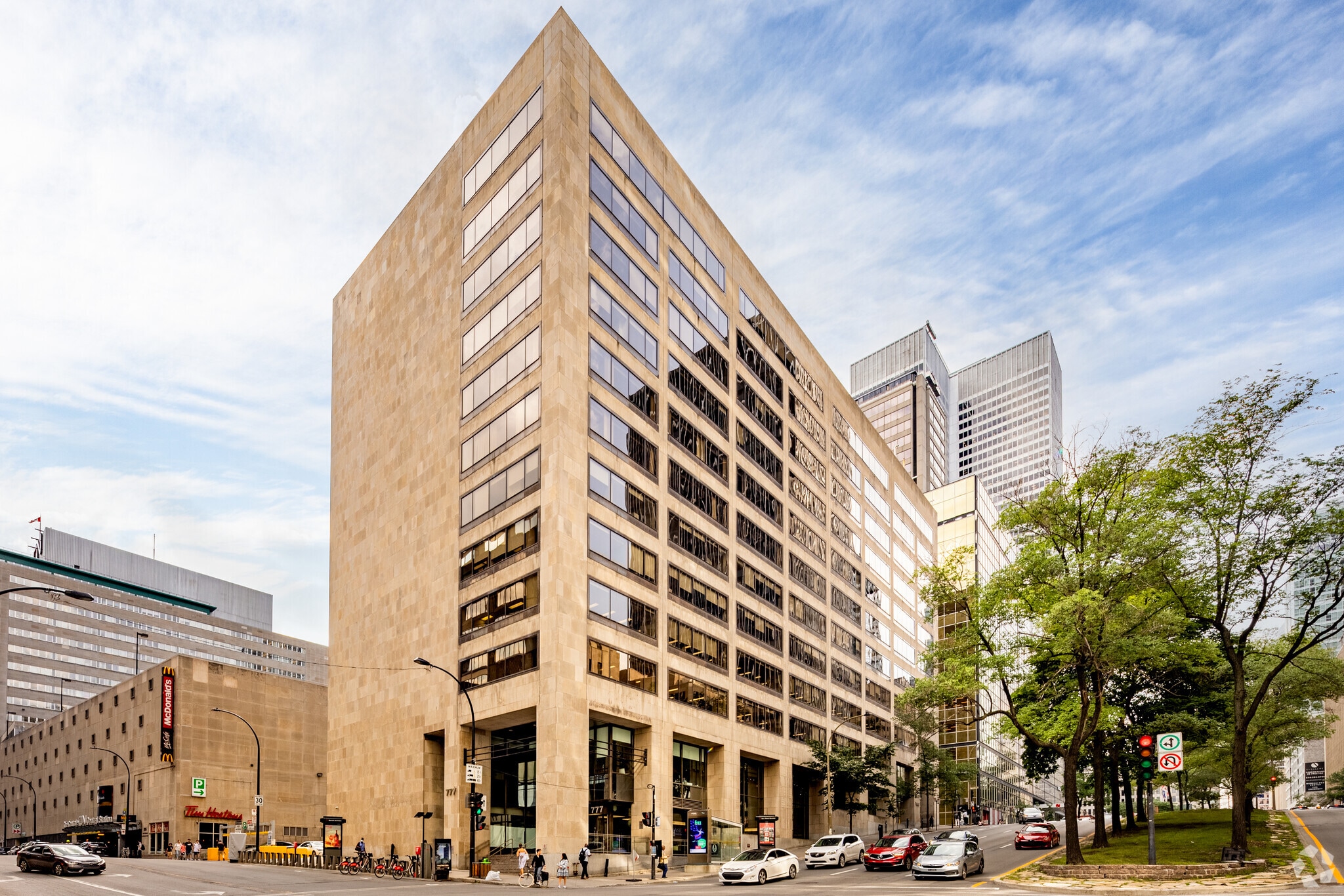 1060 Boul Robert-Bourassa, Montréal, QC for lease Primary Photo- Image 1 of 5