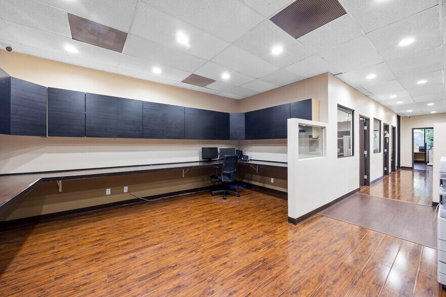 23275 South Pointe Dr, Laguna Hills, CA à vendre - Photo du bâtiment - Image 3 de 26