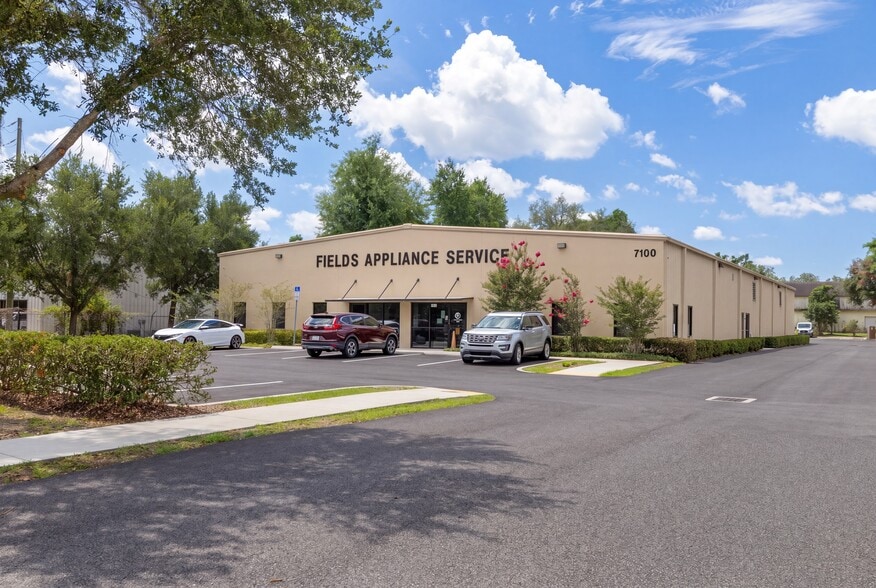 7100 Edgewater Dr, Orlando, FL à louer - Photo principale - Image 1 de 9