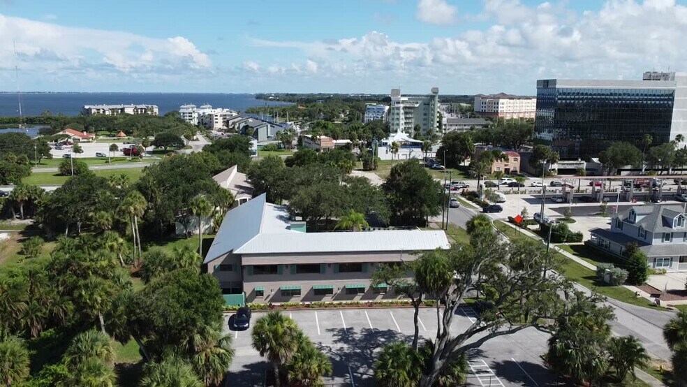 1819 Riverview Dr, Melbourne, FL à vendre - Vidéo sur l’inscription commerciale - Image 3 de 12