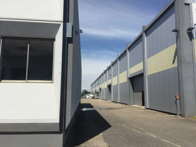 88 Rue Ambroise Paré, Saint-Priest à louer - Photo du bâtiment - Image 3 de 4