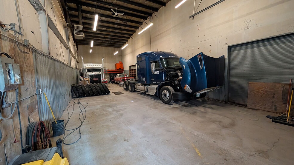 165-203 Eagle Dr, Winnipeg, MB for lease - Building Photo - Image 2 of 2