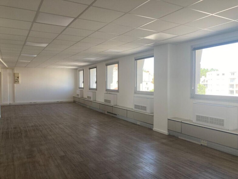 6 Place Charles Hernu, Villeurbanne for lease - Building Photo - Image 2 of 6