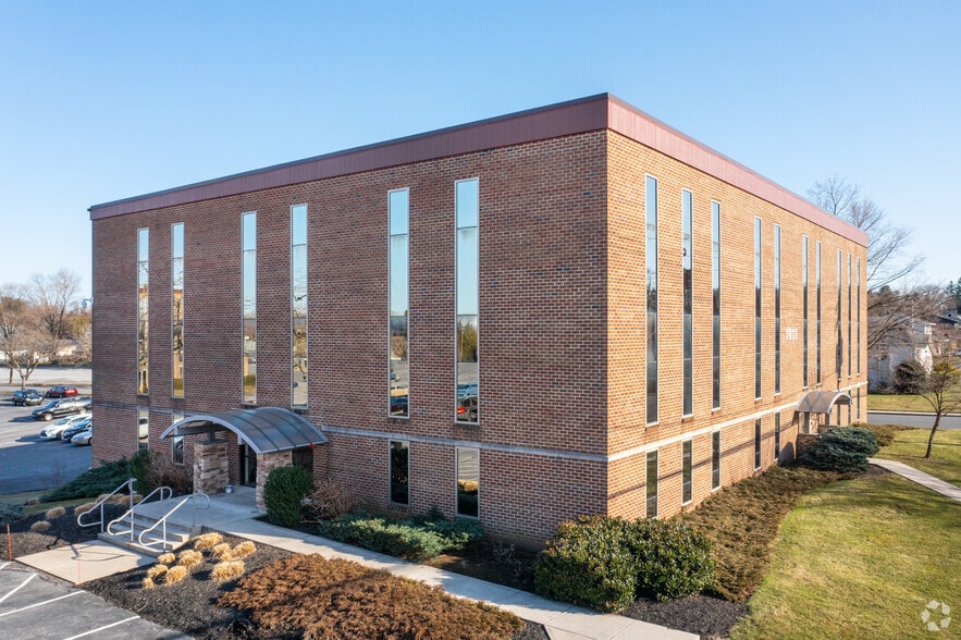 1011 N Brookside Rd, Wescosville, PA for lease - Primary Photo - Image 1 of 4