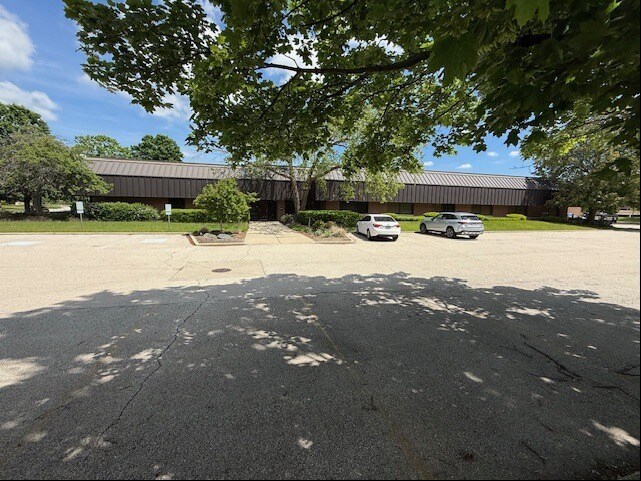 425 Barclay Blvd, Lincolnshire, IL à louer - Photo du bâtiment - Image 3 de 14