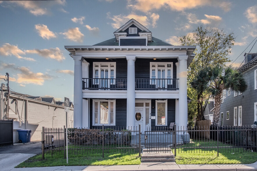 214 E Ashby Pl, San Antonio, TX for lease - Building Photo - Image 1 of 63